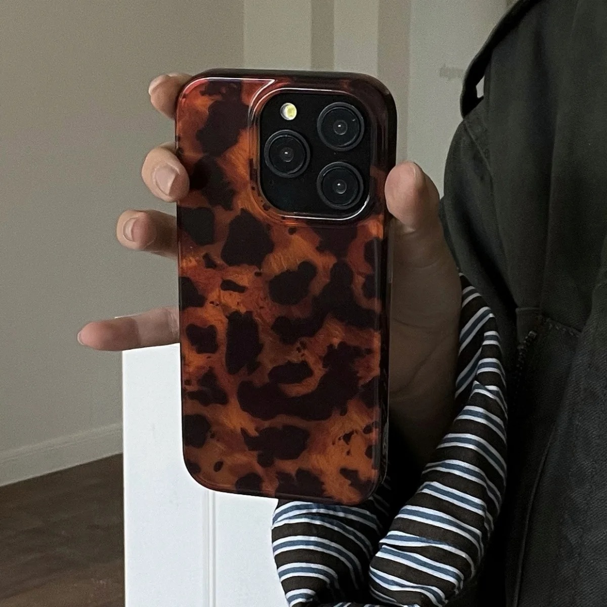 Retro Amber Texture Laser Phon – обзор и цена Phone Cases Like Loopy